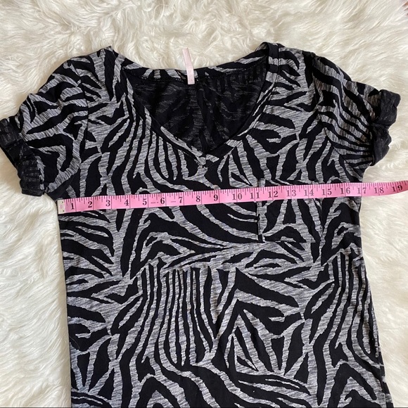 🔥SOLD🔥 Zebra Striped T-Shirt Black Gray Large - Picture 16 of 16